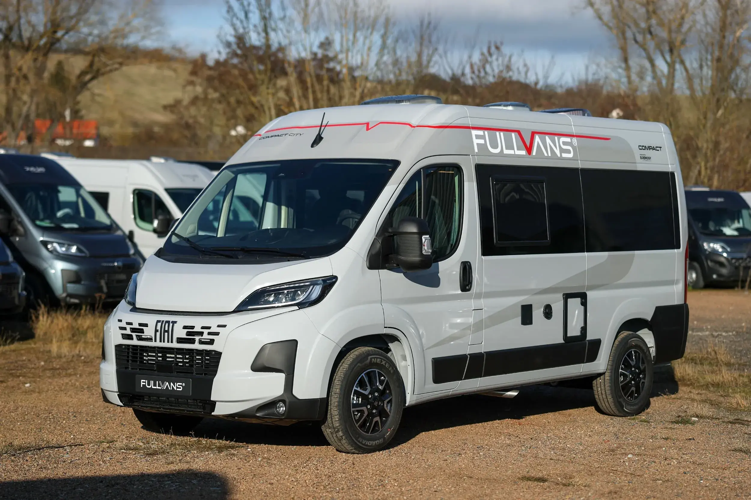 FullVans Compact zaparkovaný před dílnou v Terešově.