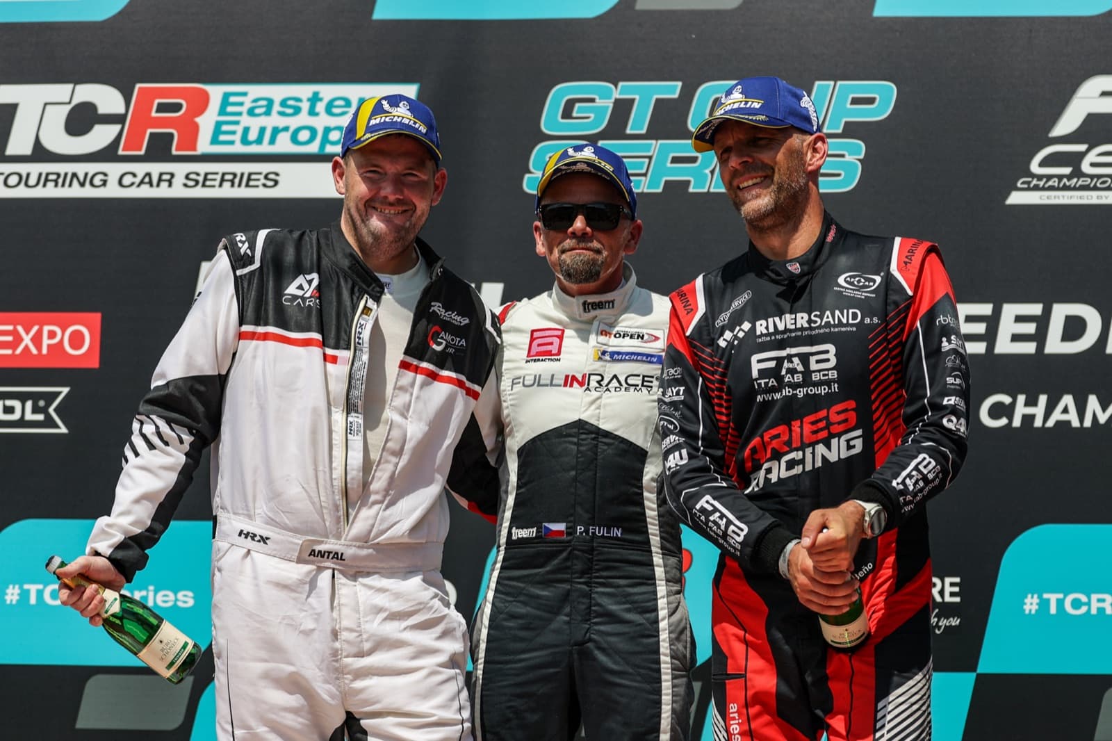 Petr Fulín na bedně Evropského šampionátu cestovních vozů se dvěma soupeři.