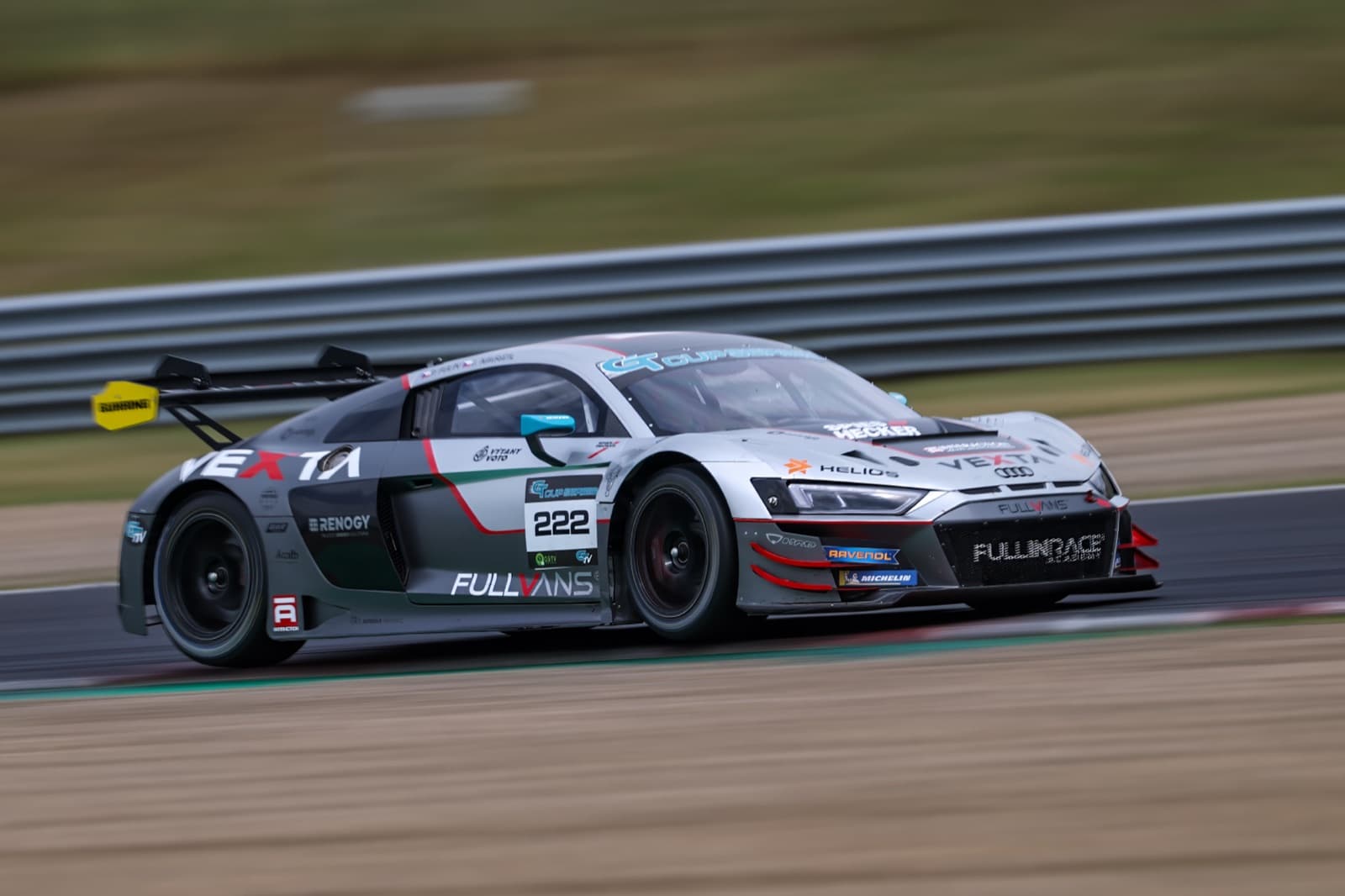Audi R8 LMS s polepem FULLVANS v zatáčce na okruhu, série GT Open.